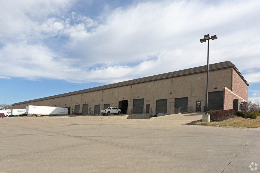 More Photos Of 10000-10098 Lackman Rd, Lenexa Flex For Lease