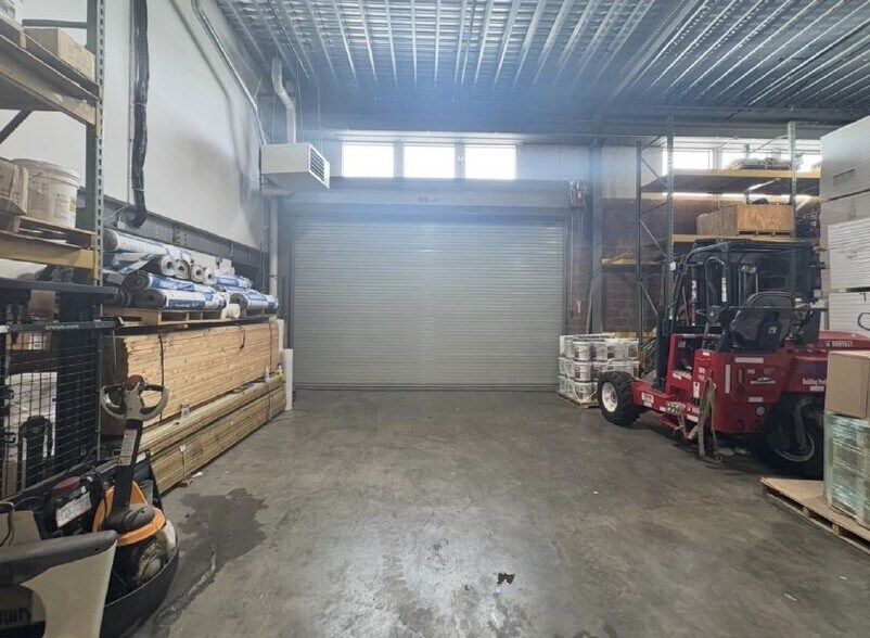More Photos Of 21 Deforest St, Amityville Warehouse For Lease