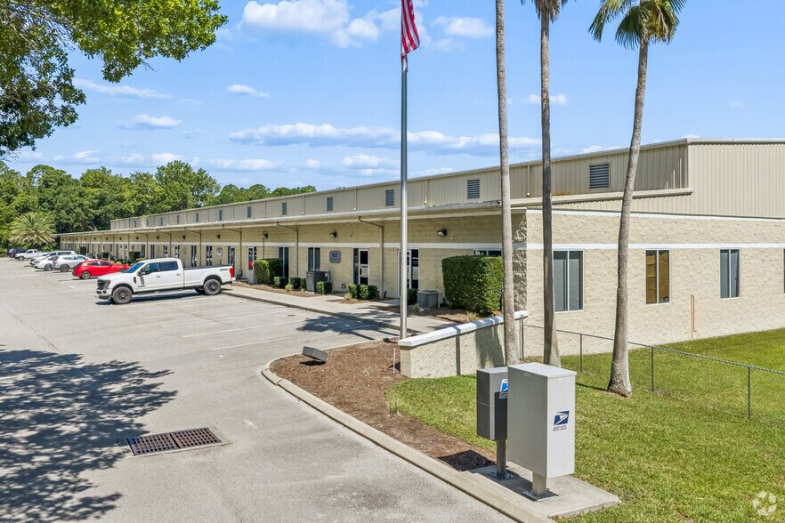 More Photos Of 11210 E Phillips Industrial Blvd, Jacksonville Warehouse For Lease