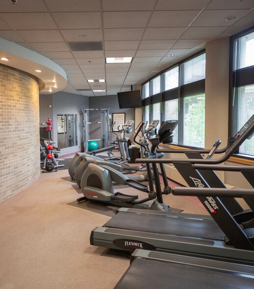 More Photos Of 1 Oak Ridge Dr, Chaska Hotel For Lease