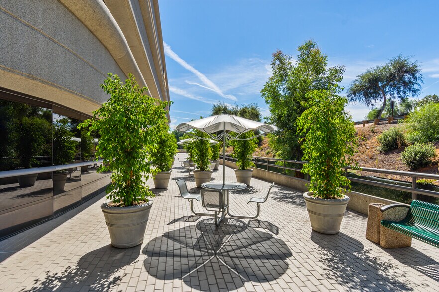 More Photos Of 21900 Burbank, Woodland Hills Office For Sale