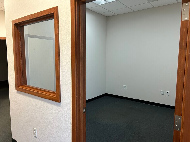 More Photos Of 6909 Seybold Rd, Madison Research And Development For Lease