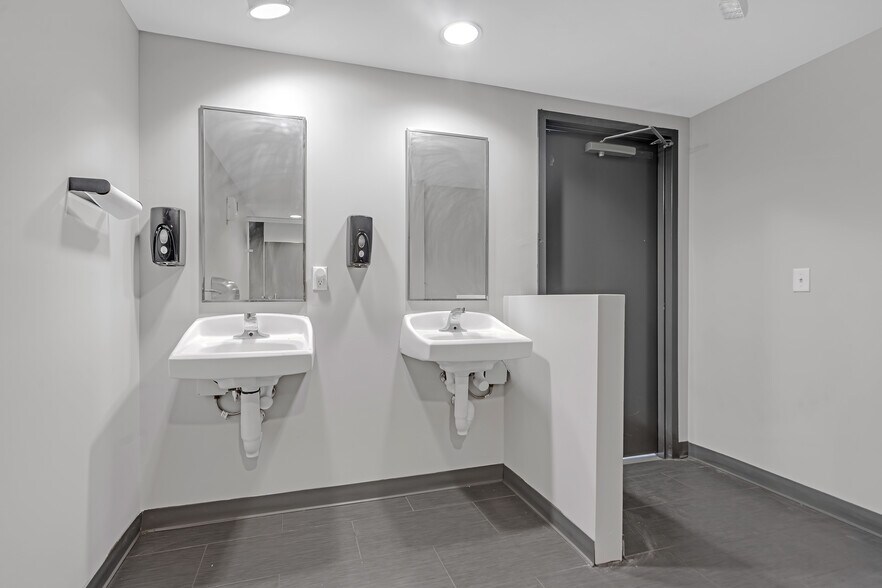 More Photos Of 3114 Tonnelle Ave, North Bergen Showroom For Lease