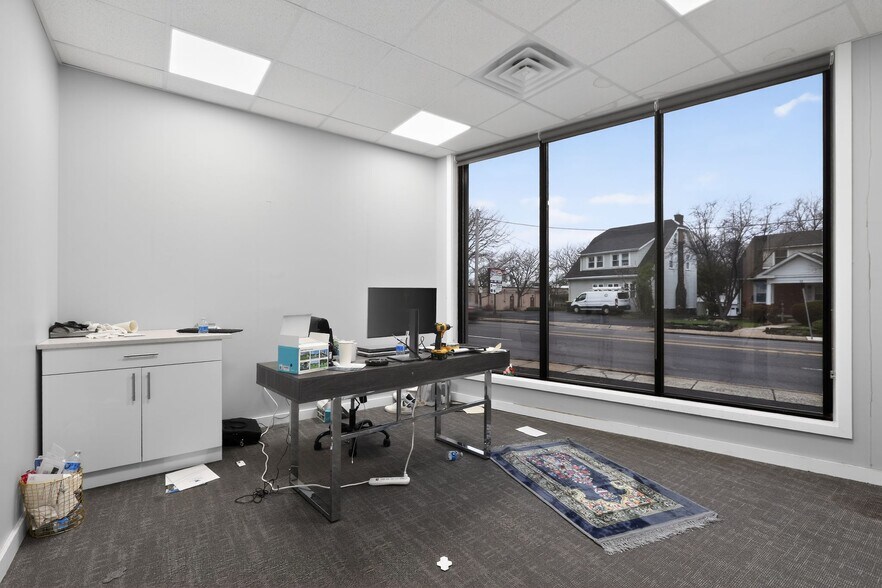 More Photos Of 13 N York Rd, Willow Grove Freestanding For Lease