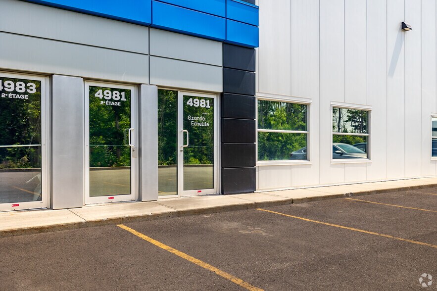 More Photos Of 4981 Rue Louis-B.-Mayer, Laval Showroom For Lease