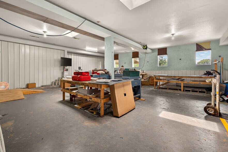 More Photos Of 1401 E Main St, Linn Flex For Sale