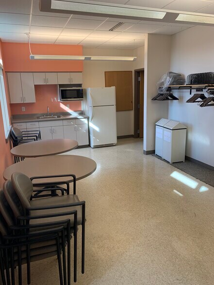 More Photos Of 905-909 S Taylor Dr, Sheboygan Office For Lease