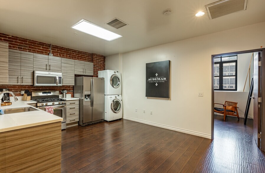 More Photos Of 735 S Broadway, Los Angeles Storefront For Sale