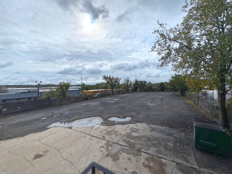 More Photos Of 4821 Stamp Rd, Temple Hills Warehouse For Lease