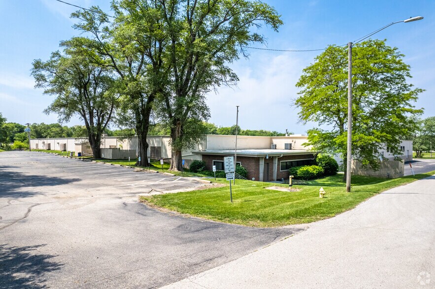 More Photos Of 301 High Grove Rd, Grandview Warehouse For Lease