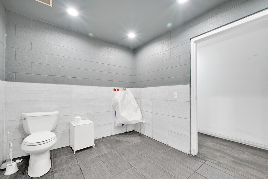 More Photos Of 280 Grand St, Hamburg Warehouse For Sale