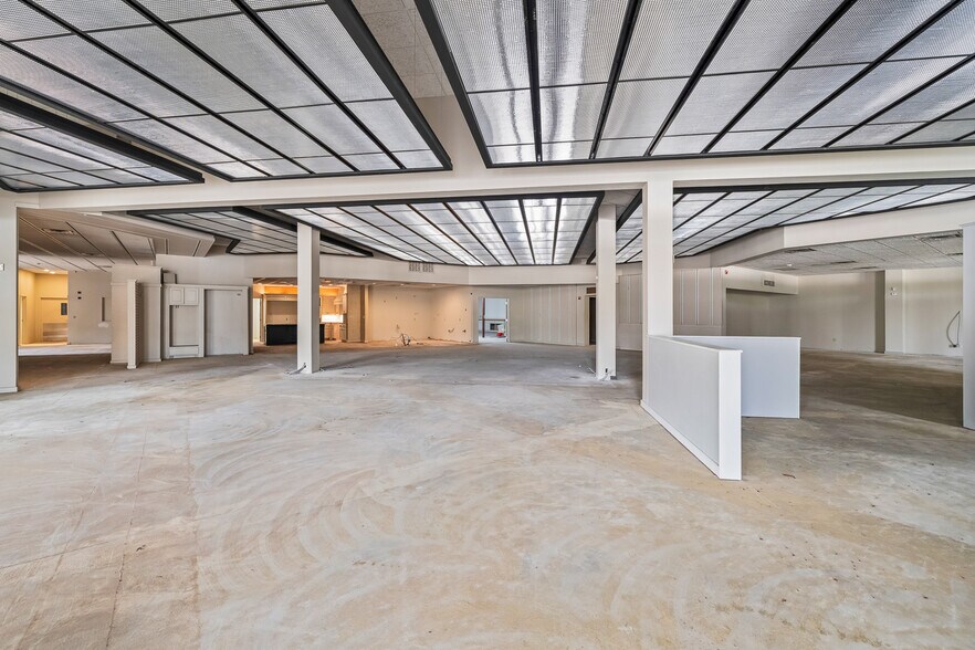 More Photos Of 7705 Quaker Ave, Lubbock Freestanding For Lease