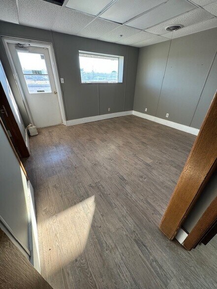 More Photos Of 2006 Kings Hwy, Snyder Service For Sale