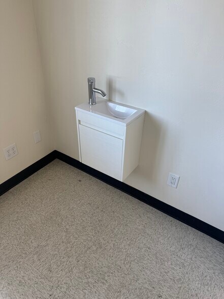 More Photos Of 1119 W Kennedy Ave, Kimberly Office For Lease