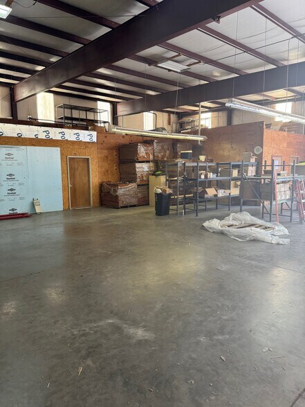 More Photos Of 300 Matthews Ln, Sikeston Flex For Lease