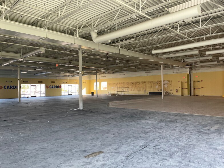 More Photos Of 1550 W 75th St, Downers Grove General Retail For Sale