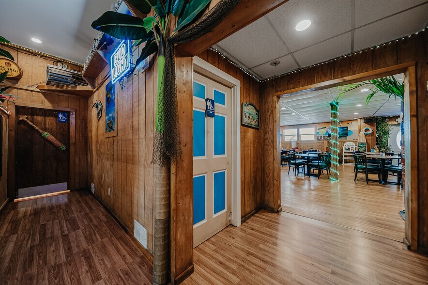More Photos Of 706 S Washington St, Circleville Bar For Sale