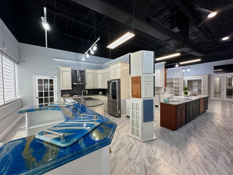 More Photos Of 7901 Kingspointe Pky, Orlando Showroom For Sale