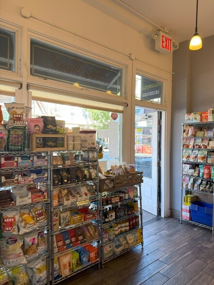 More Photos Of 86 Greenpoint Ave, Brooklyn Convenience Store For Lease