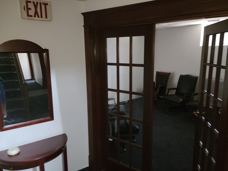 More Photos Of 221 Mineola Blvd, Mineola Office For Lease