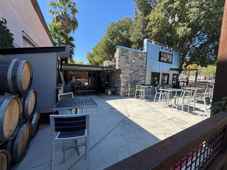 More Photos Of 2010 Park Ave, Chico Bar For Sale