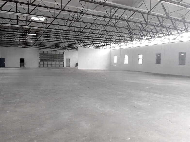 More Photos Of 3333 N Main St, Jacksonville Flex For Sale