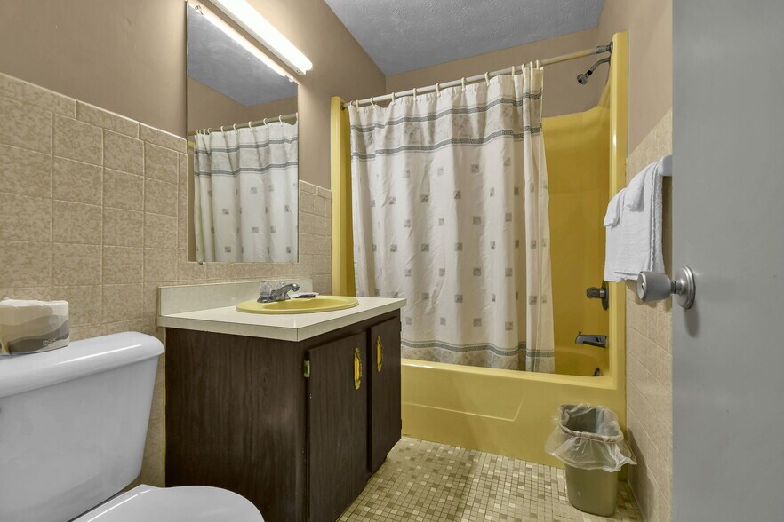 More Photos Of 1342 Hebron Rd, Heath Hotel For Sale