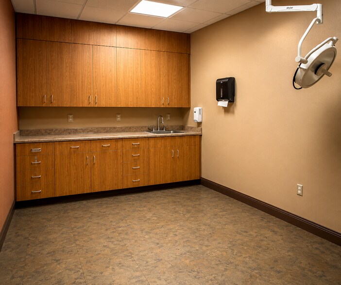 More Photos Of 1020 New River Pky, Fallon Medical For Lease