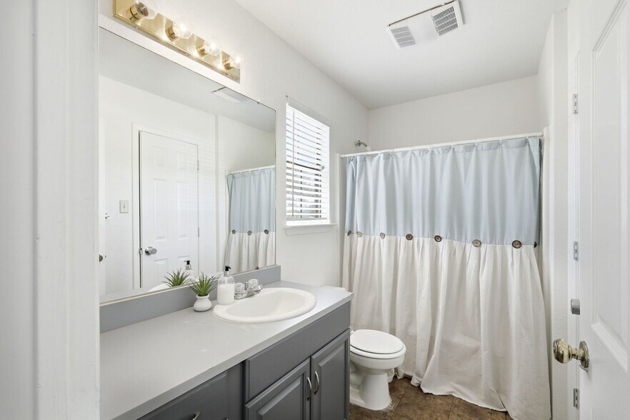 More Photos Of 403 W Anderson Ave, Round Rock Loft Creative Space For Sale