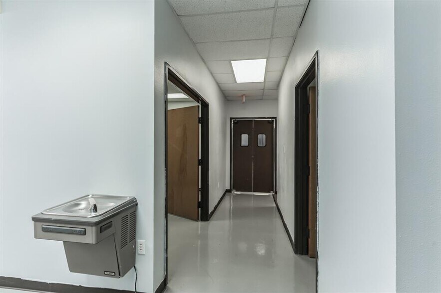 More Photos Of 425 Round Rock West Dr, Round Rock Light Distribution For Lease