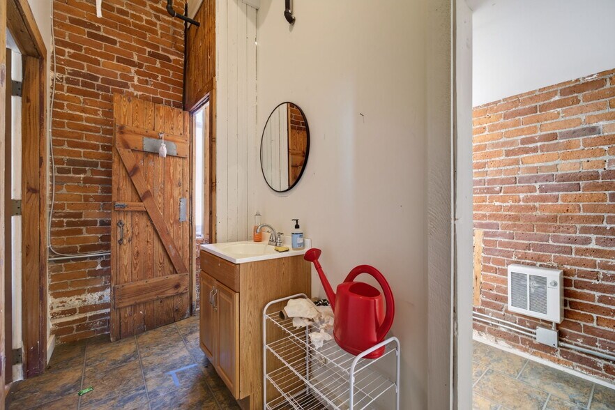 More Photos Of 420 Park St, Housatonic Flex For Sale