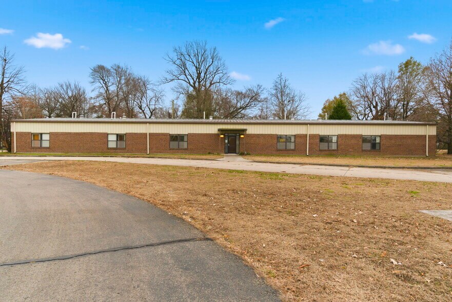 More Photos Of 718 N Martin St, East Prairie Office For Sale