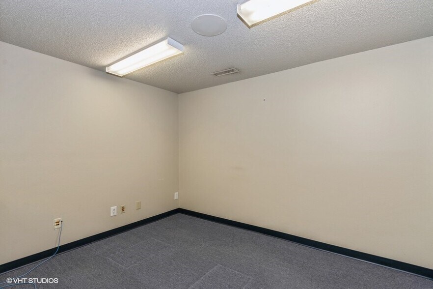 More Photos Of 1207 Highland Ct, Iowa City Showroom For Lease