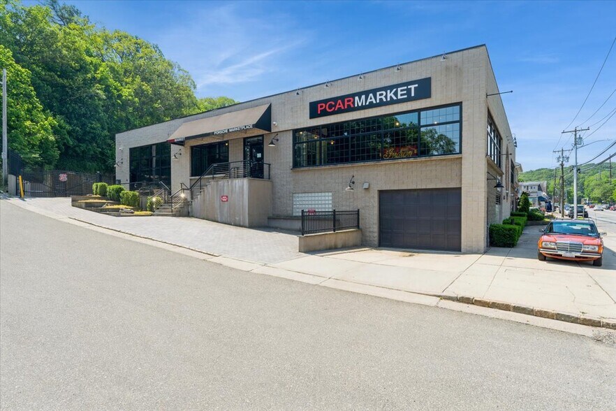 Primary Photo Of 85 Pine Hollow Rd, Oyster Bay Showroom For Lease