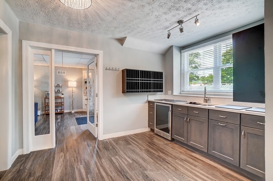 More Photos Of 235 W Franklin St, Centerville Storefront Retail Office For Lease