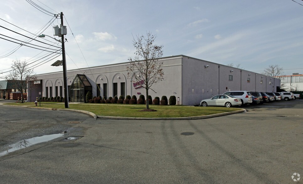 More Photos Of 100 Triangle Blvd, Carlstadt Warehouse For Lease