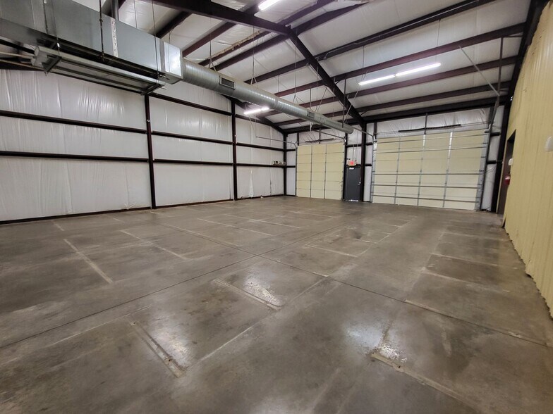 More Photos Of 4455 Woods and Sons Ave, Edmond Manufacturing For Lease
