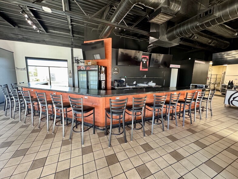 More Photos Of 6390 E Riverside Blvd, Loves Park Restaurant For Lease