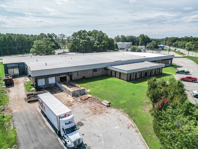 More Photos Of 9479 S Main St, Jonesboro Manufacturing For Lease