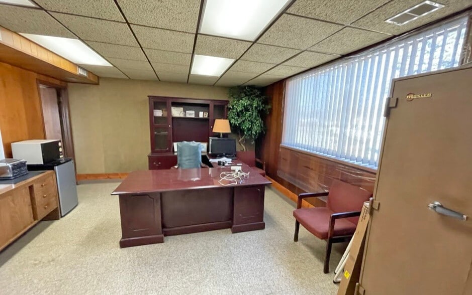 More Photos Of 15642 Common Rd, Roseville Warehouse For Sale