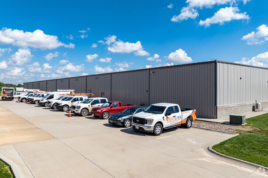 More Photos Of 2040 SW 5th St, Lincoln Distribution For Lease