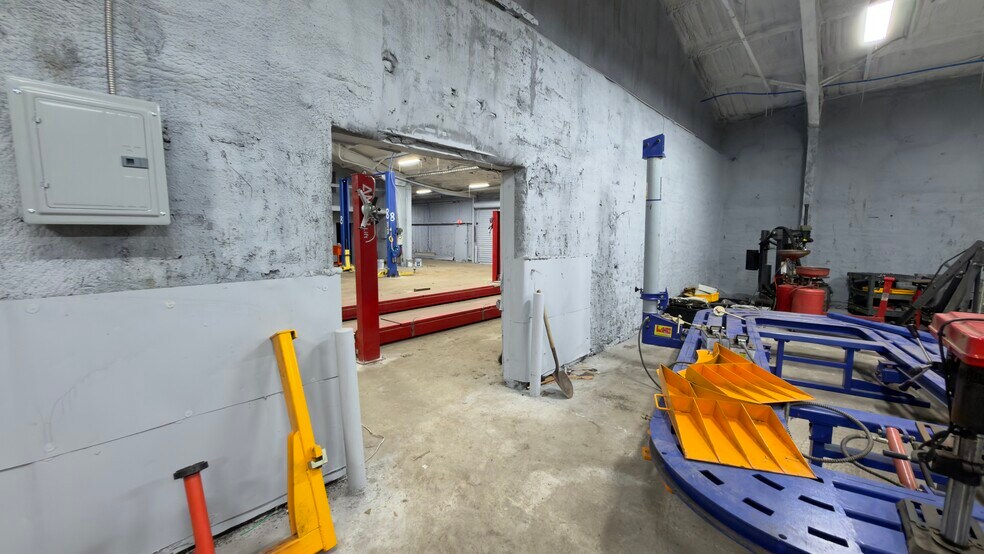 More Photos Of 2800 Delano St, Pensacola Warehouse For Lease