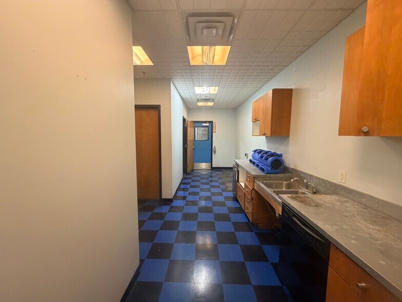 More Photos Of 9797-10161 E Admiral Pl, Tulsa Showroom For Lease