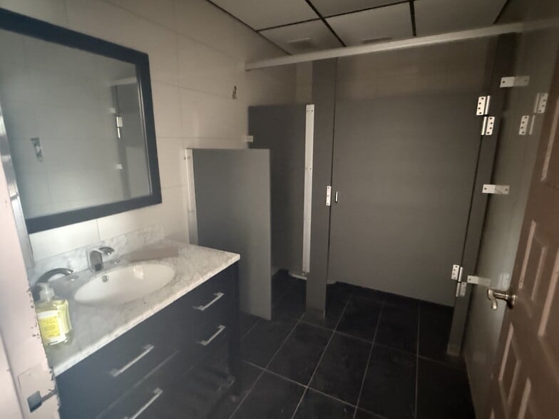 More Photos Of 7725 N Orange Blossom Trl, Orlando Warehouse For Sale