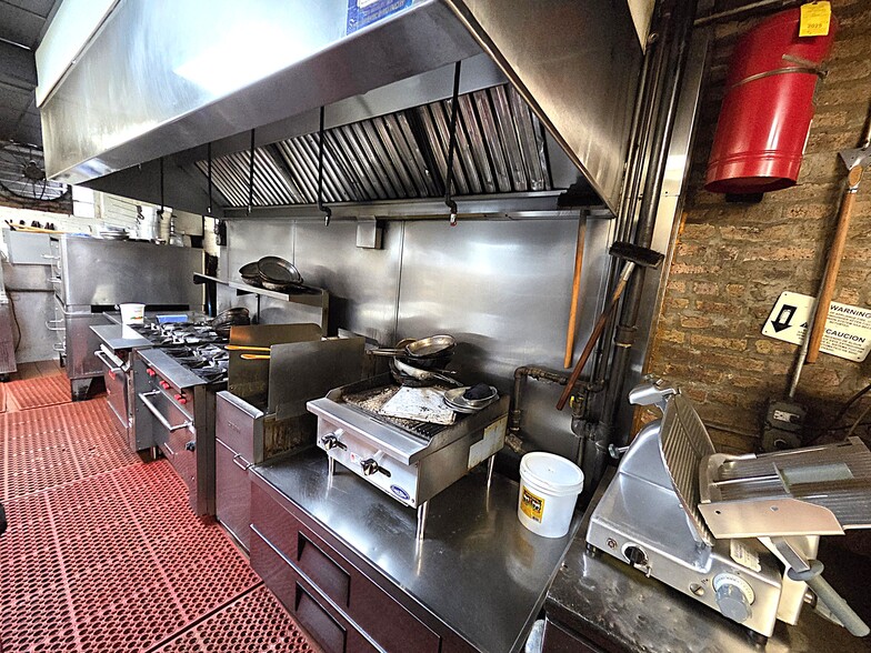 More Photos Of 1928 W Division St, Chicago Storefront Retail Residential For Lease