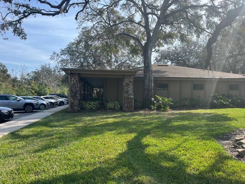 More Photos Of 911-917 S Parsons Ave, Brandon Office For Lease