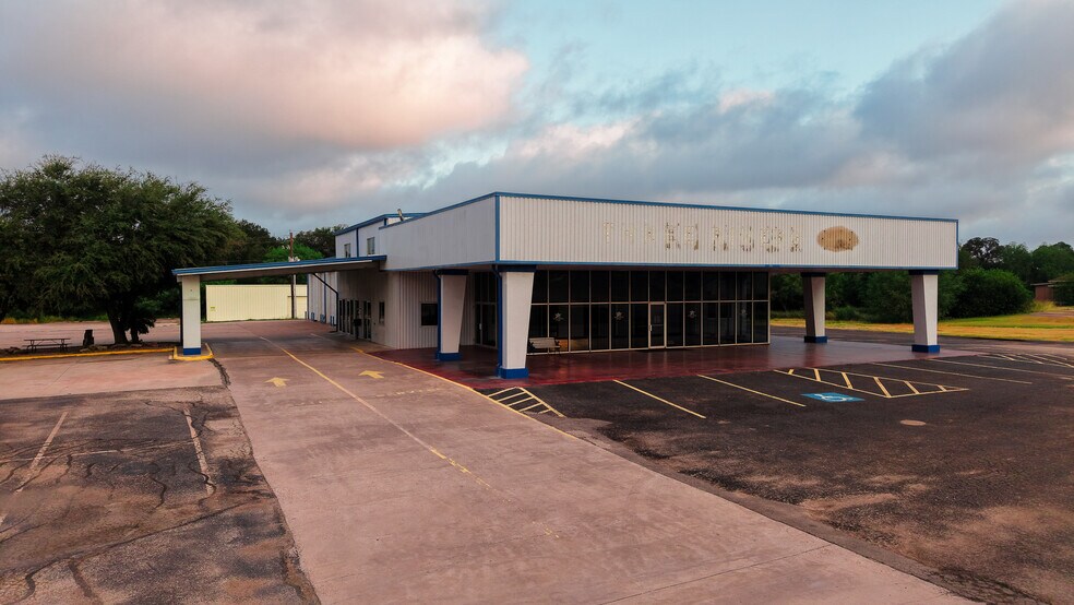 More Photos Of 905 N Harborth Ave, Three Rivers Auto Dealership For Sale