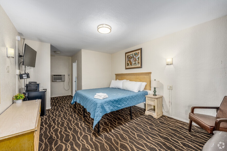 More Photos Of 640 S Ridgewood Ave, Daytona Beach Hotel For Sale