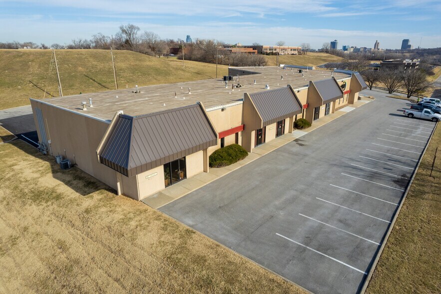 More Photos Of 1134-1150 W Cambridge Circle Dr, Kansas City Light Distribution For Lease
