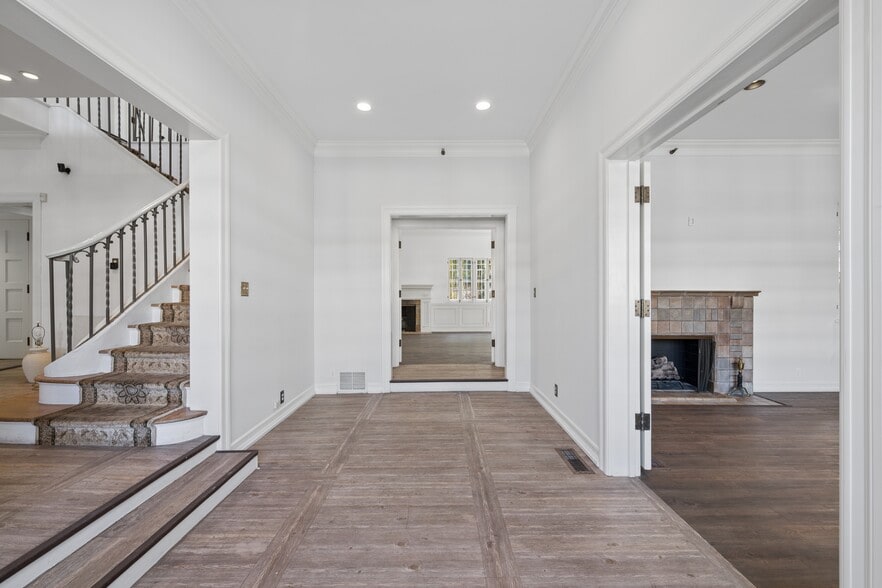 More Photos Of 4526 Wilshire Blvd, Los Angeles Office Residential For Sale